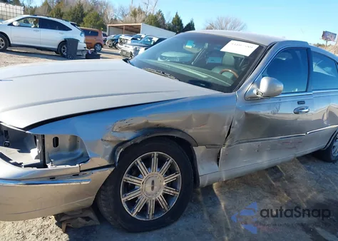 2006 Lincoln Town Car Signature Limited z USA, uszkodzony, nr VIN 1LNHM82W16Y606419
